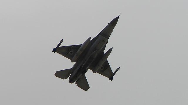 מטוס קרב מעל נצרת (צילום: פאדי גבר) (צילום: פאדי גבר)