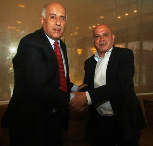 פריג' (מימין) יחד עם יו"ר ההתאחדות הפלסטינית, ג'יבריל רג'וב ()