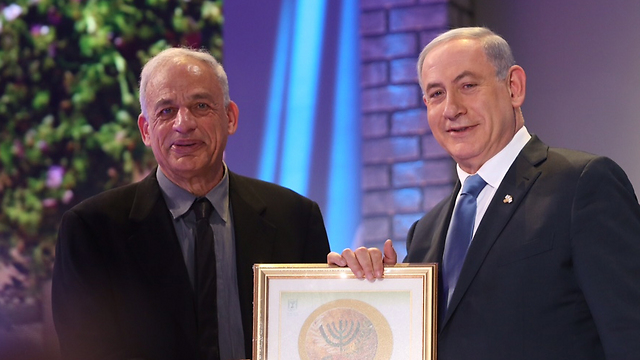 פרופ' שמעון אולמן מקבל את פרס ישראל (צילום: גיל יוחנן) (צילום: גיל יוחנן)