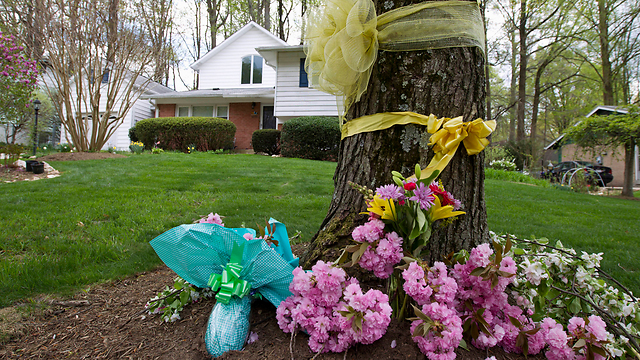 פרחים ליד בית משפחתו של וורן וינשטיין (צילום: AP) (צילום: AP)