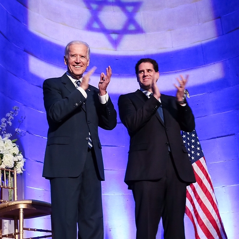 ביידן עם השגריר רון דרמר בחגיגות יום העצמאות (צילום: שמוליק עלמני) (צילום: שמוליק עלמני)