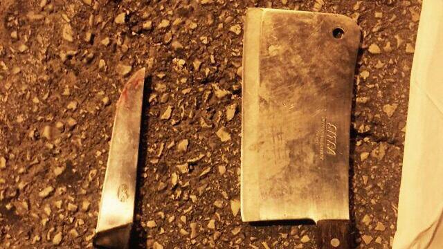 הסכינים שבהם השתמש המפגע ביום שישי בערב (צילום: חטיבת דובר המשטרה)