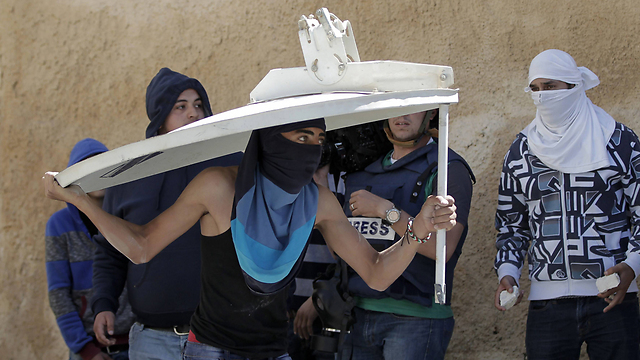 רעולי פנים במהלך העימותים במזרח ירושלים, היום (צילום: EPA) (צילום: EPA)
