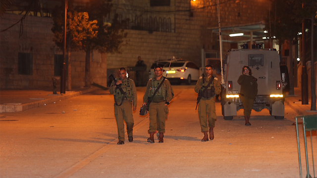 חיילים ליד זירת הפיגוע, הערב בחברון (צילום: גיל יוחנן ) (צילום: גיל יוחנן )