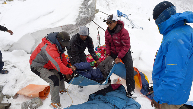 Evacuating injured on Mount Everest (Photo: AFP)