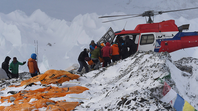 חילוץ הפצועים מהאוורסט, הבוקר (צילום: AFP) (צילום: AFP)