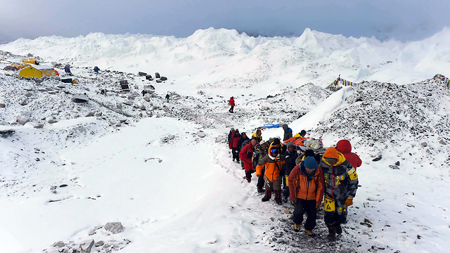 Rescue teams on Mount Everest (Photo: AFP)