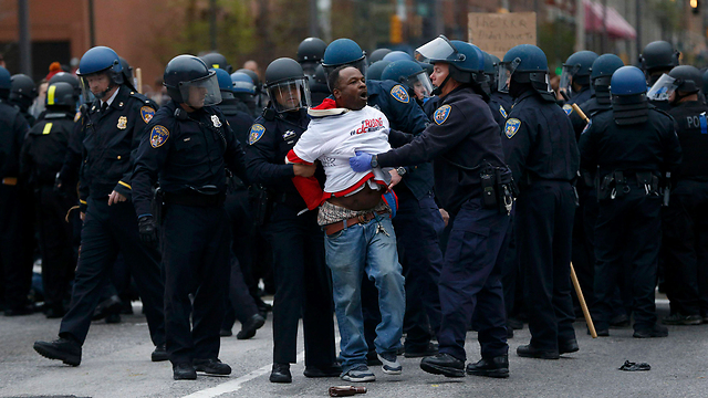 "כל כך הרבה שחורים נהרגים בארה"ב על ידי המשטרה". מהומות בבולטימור (צילום: רויטרס) (צילום: רויטרס)