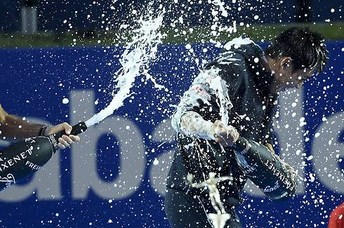 נישיקורי והשמפנייה (צילום: AFP) (צילום: AFP)