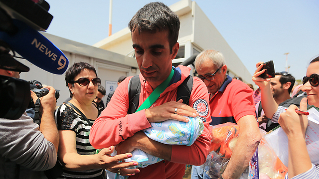 Israelis arrive in Israel with surrogate babies. (Photo: Yaron Brenner) (Photo: Yaron Brener)