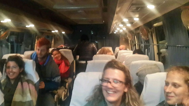 שמחים לשוב הביתה. הישראלים על האוטובוס (צילום: איתי בלומנטל) (צילום: איתי בלומנטל)