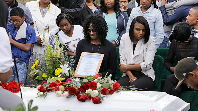 גלוריה דארדן (במרכז), אמו של הצעיר ההרוג (צילום: AP) (צילום: AP)