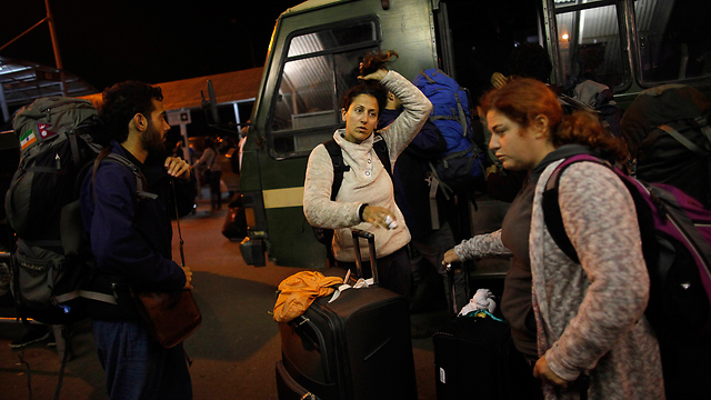Israelis prepare to board El Al plane back to Israel (Photo: AP)
