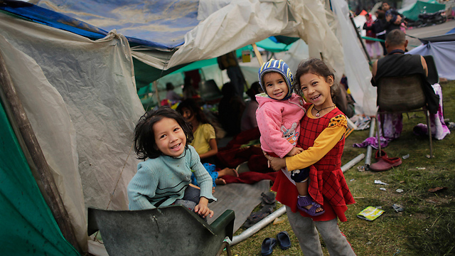 אוהלים מאולתרים בבירה הנפאלית (צילום: AP) (צילום: AP)