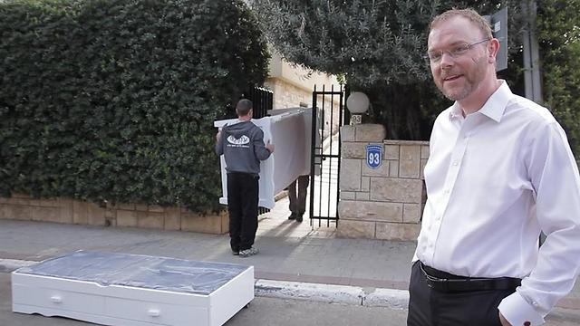 שגריר שבדיה בישראל, קרל מגנוס סנר, וההפתעה (צילום: יח"צ ) (צילום: יח