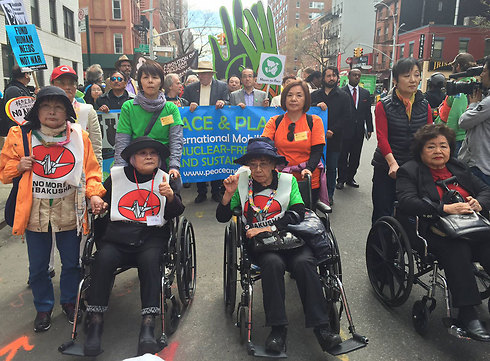 צעדת המחאה בניו יורק נגד נשק גרעיני בהובלת שלוש ניצולות יפניות בכיסאות גלגלים (צילום: AP) (צילום: AP)