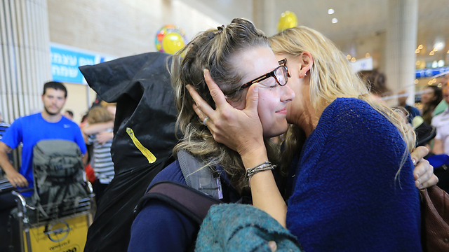 Israeli woman greets family upon return from Nepal. (Photo: Yaron Brenner)