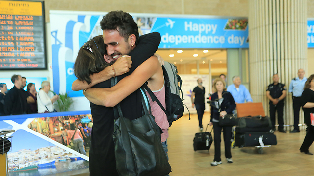 Israelis greet family upon return from Nepal. (Photo: Yaron Brenner)