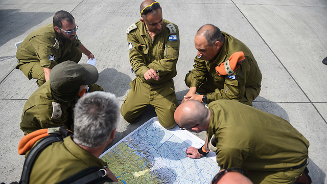 המשלחת הישראלית מתארגנת לקראת הקמת ביה"ח בנפאל (צילום: חטיבת דובר צה"ל) (צילום: חטיבת דובר צה