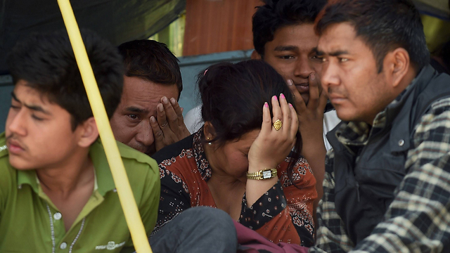 קרובי משפחת מוהאט מקבלים את הבשורה המרה (צילום: AFP) (צילום: AFP)