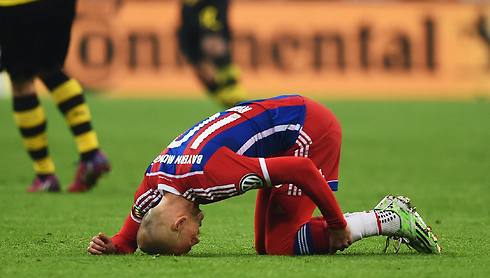 הרגע העצוב של המשחק - רובן נכנס, ושוב נפצע (צילום: AFP) (צילום: AFP)