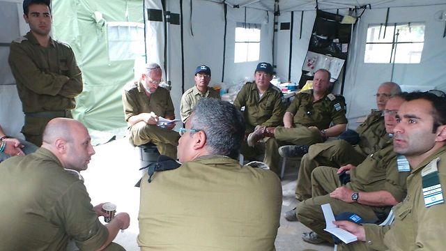 IDF troops wait for the injured (Photo: Itay Blumenthal)