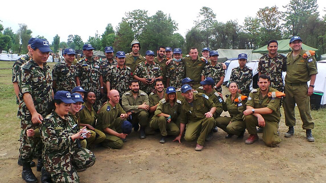 IDF soldiers welcomed by Nepalese rescuers (Photo: Itay Blumenthal)