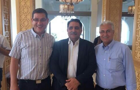 עזמי בשארה לצד יו"ר עיריית סכנין, מאזן גנאים, בפגישה שנערכה בקטאר ()
