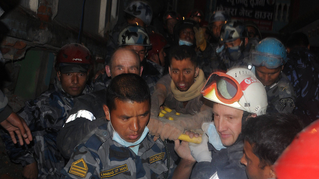 החילוץ הדרמטי, אתמול (צילום: AFP) (צילום: AFP)
