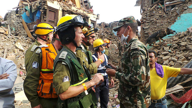 IDF and Nepalese soldiers work together in rescue efforts (Photo: Itay Blumenthal) 