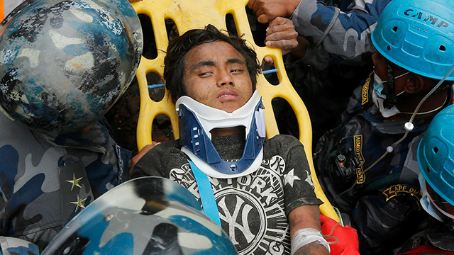 הנער בן ה-15 פמה לאמה לאחר חילוצו (צילום: רויטרס) (צילום: רויטרס)
