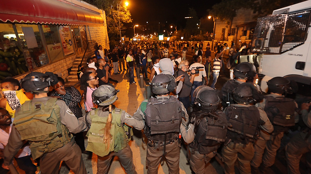 Police forces face Israeli Ethiopian protesters in Jerusalem (Photo: Gil Yohanan)
