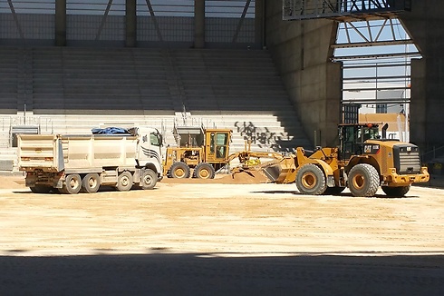 פינוי החול באצטדיון החדש בבאר שבע. עיכובים בעבודות ()