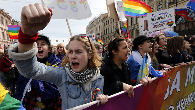 פעילי גאווה ניצלו את היום כדי להפגין - למרות הסכנות - למען זכויותיהם ברוסיה (צילום: EPA) (צילום: EPA)