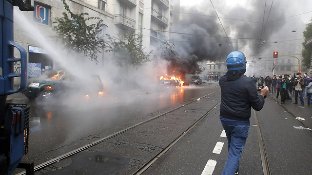 המהומות במילאנו (צילום: AP) (צילום: AP)