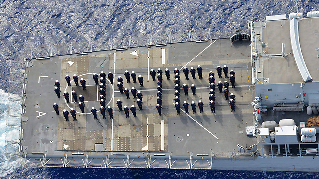 אחותנו. לוחמים במשחתת הצי "דרגון" חוגגים בפורטסמות'  (צילום: EPA) (צילום: EPA)