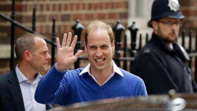 "מאושר מאוד", הנסיך וויליאם יוצא להביא את ג'ורג' לבית החולים (צילום: AP) (צילום: AP)