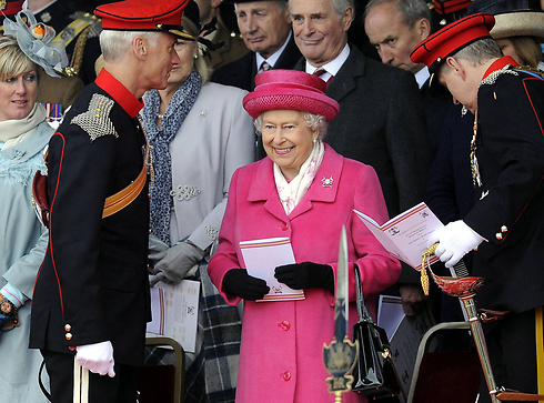 על שם אליזבת? המלכה בחליפה ורודה (צילום: AP) (צילום: AP)