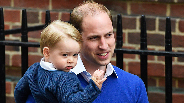 כבר מרגיש את הקיפוח. הנסיך ג'ורג' עם אביו (צילום: EPA) (צילום: EPA)