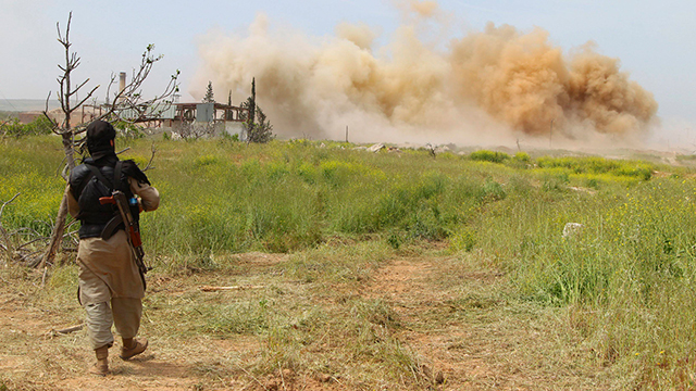 מורד איסלאמיסטי ליד מחנה באידליב שהופצץ על ידי כוחות אסד (צילום: רויטרס) (צילום: רויטרס)