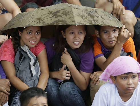 אוהדים בפיליפינים מחזיקים אצבעות לפקיאו (צילום: AP) (צילום: AP)