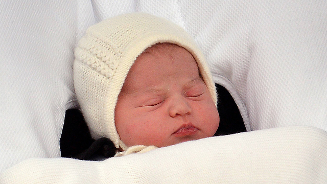 ברוכה הבאה לממלכה! הנסיכה שרלוט, שלשום (צילום: AFP) (צילום: AFP)