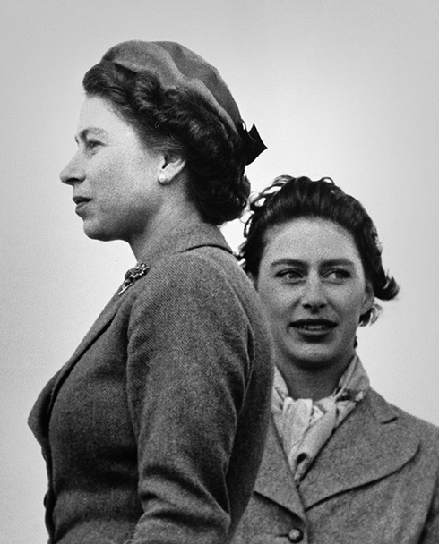 גילויי קנאה סמויים לאחות הבכורה. המלכה אליזבת (מימין) ואחותה הנסיכה מרגרט ב-1955 (צילום: AP) (צילום: AP)