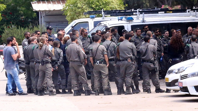 שוטרים ליד עזריאלי, היום (צילום: מוטי קמחי) (צילום: מוטי קמחי)