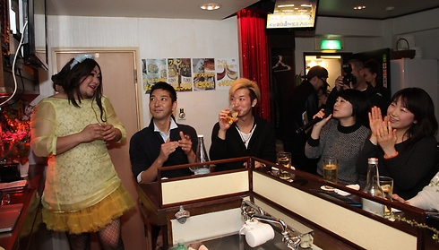 דירה קטנה בטוקיו שהוסבה לבר גייז שאוהבים לשיר. קריוקי, הוא בכל מקום ()