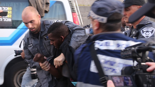 Police arrest a protester in Tel Aviv on Sunday (Photo: Motti Kimchi)
