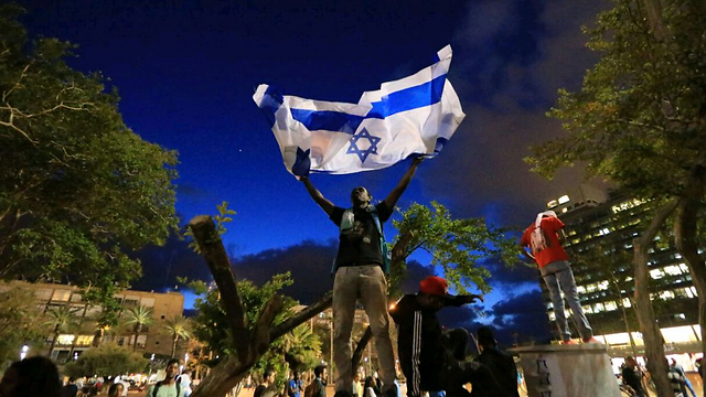 האני והקולקטיב. במחאה בכיכר רבין  (צילום: ירון ברנר) (צילום: ירון ברנר)