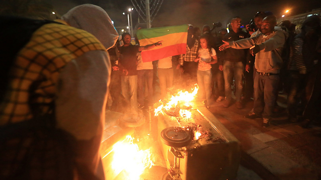 Protesters set garbage cans alight (Photo: Yaron Brener)