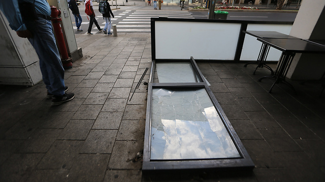 למחרת ההפגנה. נזק לחנויות בכיכר רבין (צילום: ירון ברנר) (צילום: ירון ברנר)