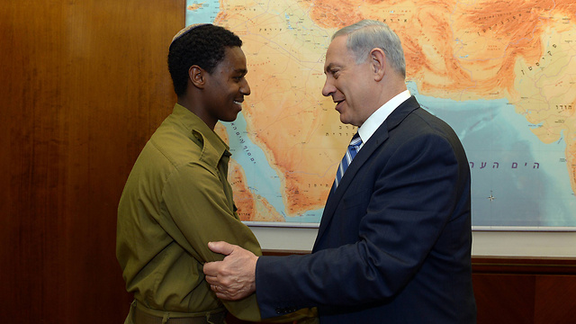 Netanyahu meets with soldier who was beaten by police officer. (Photo: Haim Tzach/ GPO)